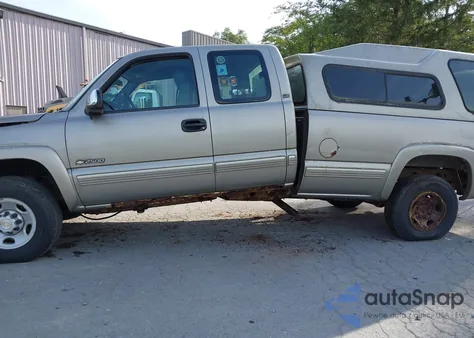 2000 Chevrolet Silverado K2500 из США, поврежденный, VIN 1GCGK29U9YE415973